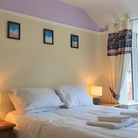 5 Bed, 2 Bath Home + Terrace, Garden & Parking Swindon Kültér fotó