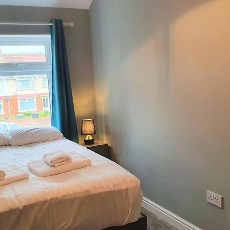 5 Bed, 2 Bath Home + Terrace, Garden & Parking Swindon Kültér fotó