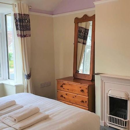5 Bed, 2 Bath Home + Terrace, Garden & Parking Swindon Kültér fotó