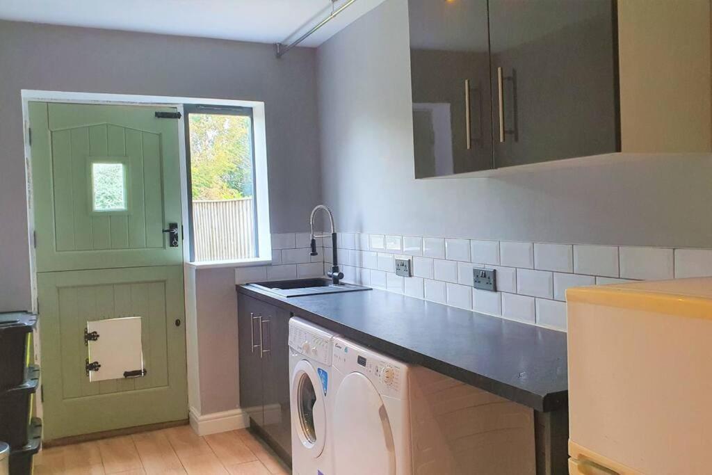 5 Bed, 2 Bath Home + Terrace, Garden & Parking Swindon Kültér fotó