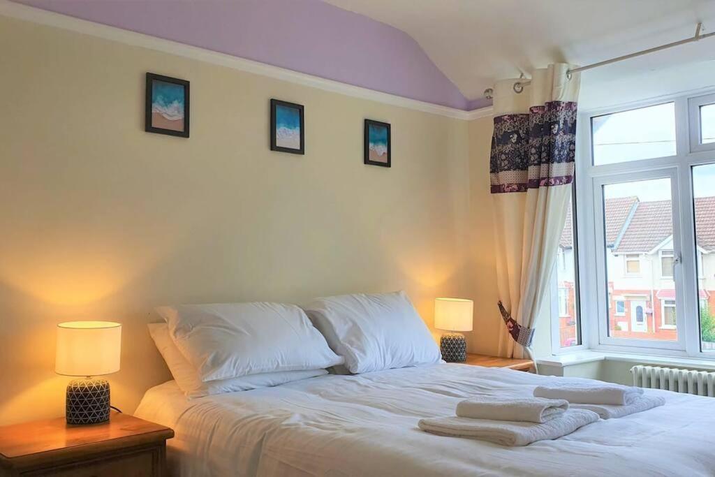 5 Bed, 2 Bath Home + Terrace, Garden & Parking Swindon Kültér fotó