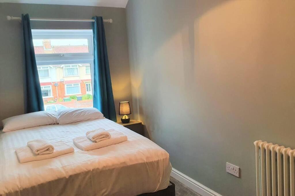 5 Bed, 2 Bath Home + Terrace, Garden & Parking Swindon Kültér fotó