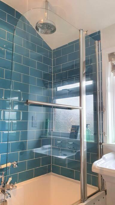 5 Bed, 2 Bath Home + Terrace, Garden & Parking Swindon Kültér fotó