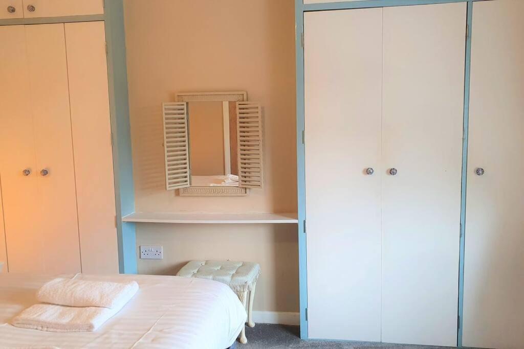 5 Bed, 2 Bath Home + Terrace, Garden & Parking Swindon Kültér fotó