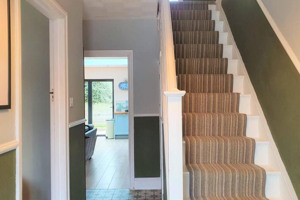 5 Bed, 2 Bath Home + Terrace, Garden & Parking Swindon Kültér fotó