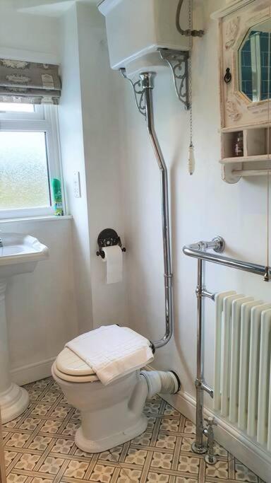 5 Bed, 2 Bath Home + Terrace, Garden & Parking Swindon Kültér fotó