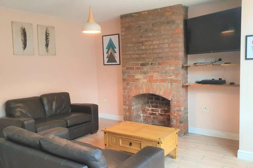5 Bed, 2 Bath Home + Terrace, Garden & Parking Swindon Kültér fotó